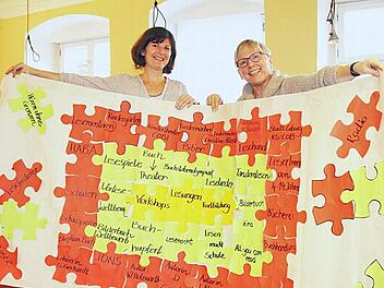 Das Puzzle zeigt die Vielfalt und die Vernetzung von "Los!Lesen". Susanne Gerhardt und Irmgard Clausen haben ein Konzept für eine Lesewoche entwickelt, in dem über 60 Veranstaltungen gebucht werden können. Voraussetzung ist jedoch eine gewisse Eigeninitiative. Foto: Christiane Lehmann