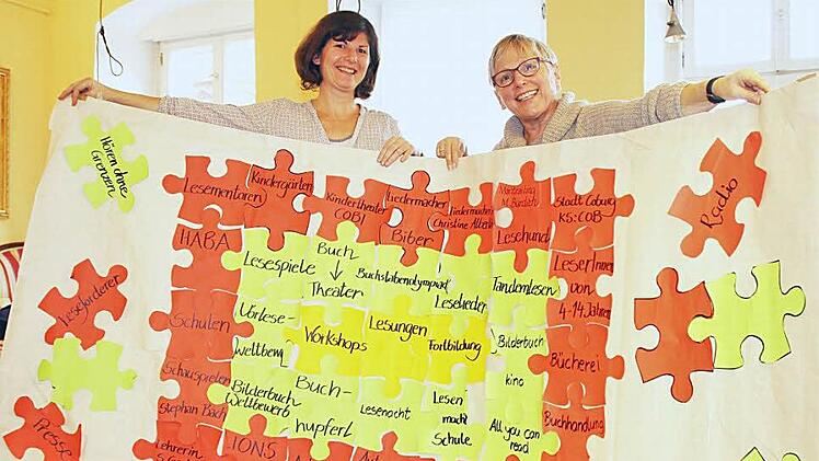 Das Puzzle zeigt die Vielfalt und die Vernetzung von "Los!Lesen". Susanne Gerhardt und Irmgard Clausen haben ein Konzept für eine Lesewoche entwickelt, in dem über 60 Veranstaltungen gebucht werden können. Voraussetzung ist jedoch eine gewisse Eigeninitiative. Foto: Christiane Lehmann