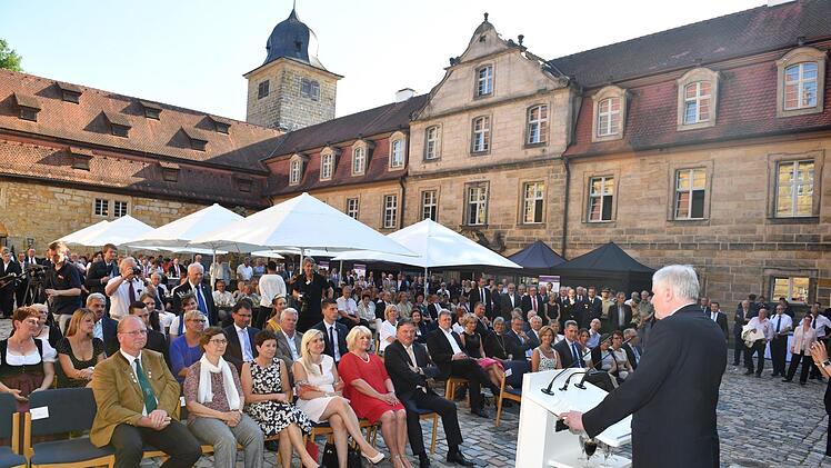 Oberfranken sei ein Paradies, sagte Seehofer vor vielen Gästen im Thurnauer Schlosshof.