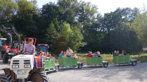 Der Obstexpress kam bei großen und kleinen Gästen gut an.  Heike Beudert