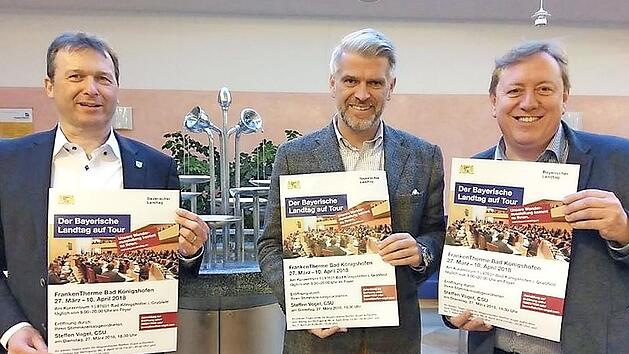 B&uuml;rgermeister Thomas Helbling, Landtagsabgeordneter Steffen Vogel und Kurdirektor Werner Angerm&uuml;ller (von links) freuen sich &uuml;ber die Ausstellung "Der Bayerische Landtag", die am heutigen Dienstag um 18.30 Uhr im Foyer der Franken-Therme in Bad K&ouml;nigshofen er&ouml;ffnet wird. Foto: Hanns Friedrich