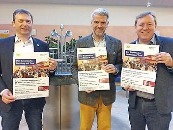 B&uuml;rgermeister Thomas Helbling, Landtagsabgeordneter Steffen Vogel und Kurdirektor Werner Angerm&uuml;ller (von links) freuen sich &uuml;ber die Ausstellung "Der Bayerische Landtag", die am heutigen Dienstag um 18.30 Uhr im Foyer der Franken-Therme in Bad K&ouml;nigshofen er&ouml;ffnet wird. Foto: Hanns Friedrich