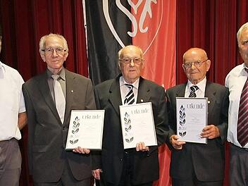 Die beiden Gründungsmitglieder Alfons Eismann (2. v. r.) und Jakob Lorenz (Mitte), Gregor Schneider (65-jährige Mitgliedschaft, 2. v. l.) sowie Vorsitzender Helmut Amon (rechts) und sein Stellvertreter Martin Distler (links) Fotos: Mathias Erlwein