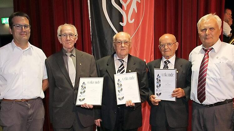 Die beiden Gründungsmitglieder Alfons Eismann (2. v. r.) und Jakob Lorenz (Mitte), Gregor Schneider (65-jährige Mitgliedschaft, 2. v. l.) sowie Vorsitzender Helmut Amon (rechts) und sein Stellvertreter Martin Distler (links) Fotos: Mathias Erlwein