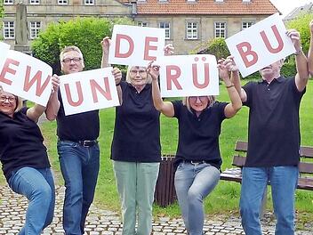 Im Ökonomiehof von Klosterlangheim (im Hintergrund) findet am 14. Juni eine "Wunderübung" statt. Über das Stück des "Fränkischen Theatersommers" freut sich das Veranstaltungsteam der Heimatfreunde Klosterlangheim mit (von links) Claudia Gäberlein, Ulrike Rübensaal-Heinze, Tom Heinze, Elisabeth Klinger, Manuela Schaller, Hans Gehringer und Norbert Schaller.  Foto: Stephan Stöckel