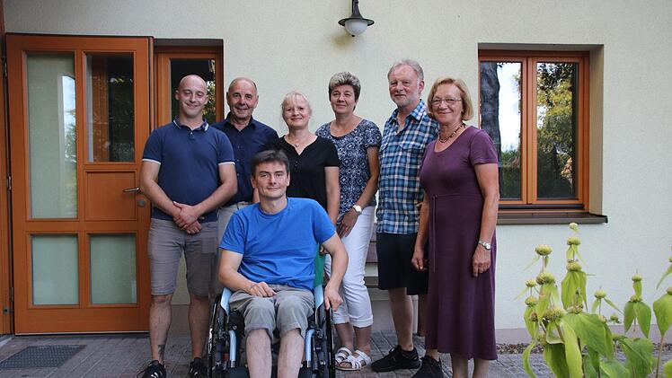 Der neue Vorstand des Obst- und Gartenbauvereins: (von links) stellvertretender Vorsitzender Alexander Seuß, Kassier Günther Hahn, Schriftführer Christian Göppner und Vorsitzende Anja van Avondt. Weiter nach links Ex-Kassiererin Sabine Putschky sowie die scheidenden Vorsitzenden Günther Stenglein (Stellvertreter) und Edith Wagner.