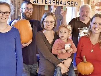 Die Sieger beim Kürbis-/Zucchini-Wettbewerb, von links: Anna Brands, Markus Hetterich und Lore Schneider auf dem Arm von Mutter Melanie mit Vorsitzendem Ottmar Ernst und Isabella Gretzer  Foto: Gerold Snater