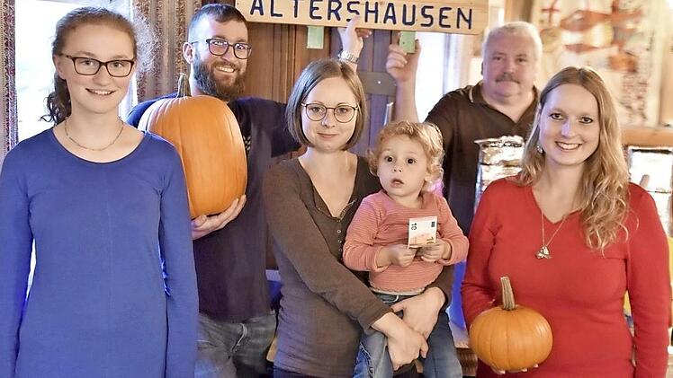 Die Sieger beim Kürbis-/Zucchini-Wettbewerb, von links: Anna Brands, Markus Hetterich und Lore Schneider auf dem Arm von Mutter Melanie mit Vorsitzendem Ottmar Ernst und Isabella Gretzer  Foto: Gerold Snater