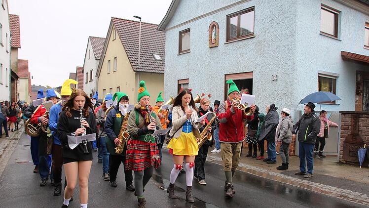 Die Blaskapelle führte auch heuer den Faschingszug an. Foto: Ralf Ruppert