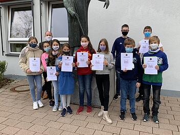 Die Gewinner bei "Experimente antworten" am JSG vorne von li nach re: Alina Pitchenko, Kristina Wirch, Sophia Labunets, Schulleiter Markus Arneth, Sophia Fuchs, Mathilda Machholz, Nathalie Bauer, Anouk Bednarz, Clemens Bauer; hinten von li nach re: Lukas Hornung, Simon Johnson. Foto: Isabell Orlik