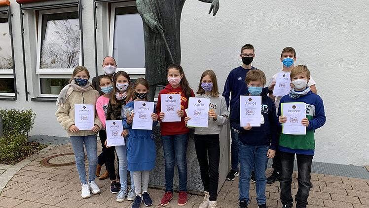 Die Gewinner bei "Experimente antworten" am JSG vorne von li nach re: Alina Pitchenko, Kristina Wirch, Sophia Labunets, Schulleiter Markus Arneth, Sophia Fuchs, Mathilda Machholz, Nathalie Bauer, Anouk Bednarz, Clemens Bauer; hinten von li nach re: Lukas Hornung, Simon Johnson. Foto: Isabell Orlik