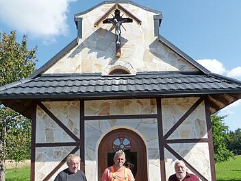 Erich Wirth, Klaus Keil und Bruno Tittel (von links) nach getaner Arbeit: Das neue Kreuz schmückt die Kapelle.