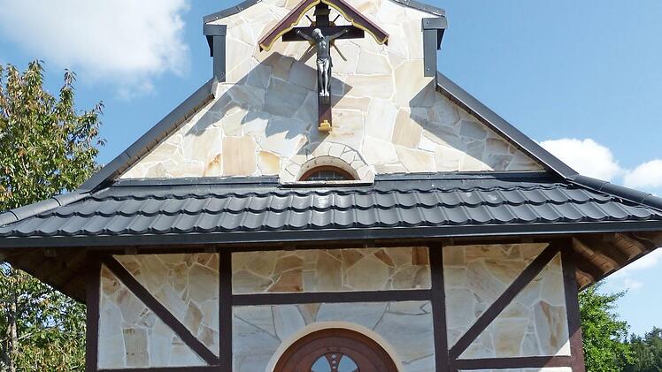 Erich Wirth, Klaus Keil und Bruno Tittel (von links) nach getaner Arbeit: Das neue Kreuz schmückt die Kapelle.