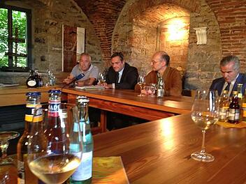 Sch&ouml;nborn wirbt auf der Hallburg um Vertrauen