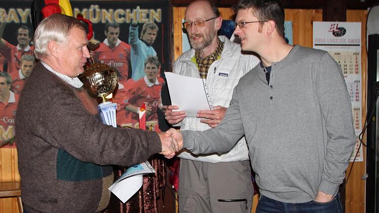 Spielführer Martin Eisenmann gratuliert ebenfalls.