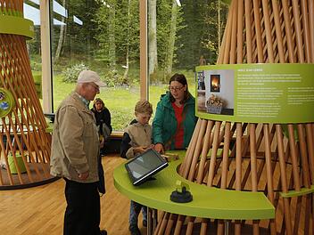 Am Waldrand, inmitten von viel Grün, liegt das neue Steigerwald-Zentrum in Handthal.  Fotos: Matthias Hoch