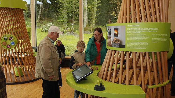 Am Waldrand, inmitten von viel Grün, liegt das neue Steigerwald-Zentrum in Handthal.  Fotos: Matthias Hoch