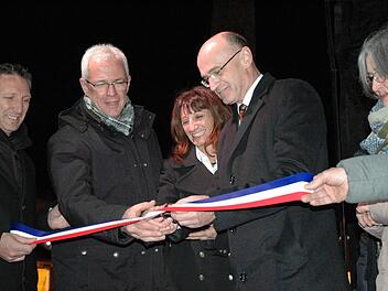 Der Haßfurter Bürgermeister Günther Werner und Landrat Wilhelm Schneider eröffneten gemeinsam mit der Pierrelattter Bürgermeisterin Marie-Pierre Mouton (Mitte) den Weihnachtsmarkt.