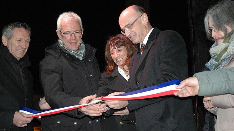 Der Haßfurter Bürgermeister Günther Werner und Landrat Wilhelm Schneider eröffneten gemeinsam mit der Pierrelattter Bürgermeisterin Marie-Pierre Mouton (Mitte) den Weihnachtsmarkt.
