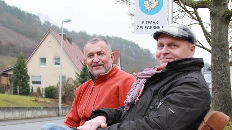 Rainer Kraus (links) würde jederzeit jemanden mitnehmen, der auf der "Mitfahr-Bank" am Ramsthaler Ortsrand sitzt. Bernhard Gößmann-Schmitt hofft, dass sich viele Gemeinden der Idee anschließen.  Foto: Carmen Schmitt