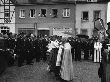 Anlässlich der Feierlichkeiten zum 100-jährigen Bestehen der Münnerstädter Feuerwehr im Jahr 1967 gab es ein neues Tanklöschfahrzeug. Zum 150-jährigen Bestehen soll der Spatenstich für das neue Gerätehaus erfolgen.  Foto: Gerhard Fuhrmann
