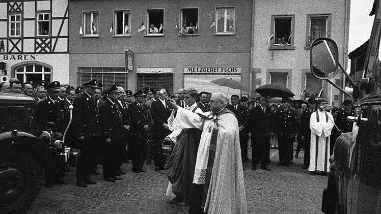 Anlässlich der Feierlichkeiten zum 100-jährigen Bestehen der Münnerstädter Feuerwehr im Jahr 1967 gab es ein neues Tanklöschfahrzeug. Zum 150-jährigen Bestehen soll der Spatenstich für das neue Gerätehaus erfolgen.  Foto: Gerhard Fuhrmann