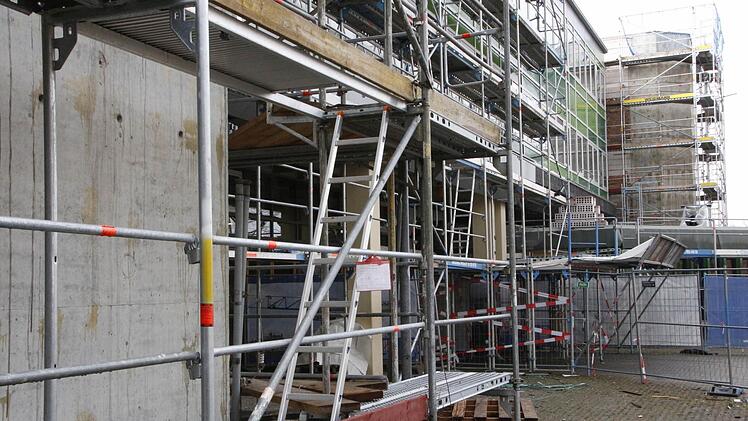Der Ärger über 28 Prozent Mehrkosten am Ehrenbürg-Gymnasium trübt die Finanzplanung.  Foto: Josef Hofbauer
