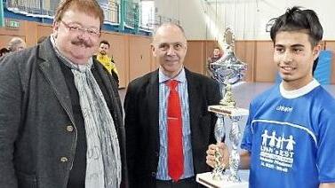 Schulamtsdirektor Jürgen Vonbrunn (links) und Bürgermeister Franz Uome übergaben dem Marktleugaster Kapitän Mustafa Onarici den Siegerpokal.