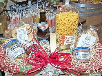 Die Entdeckerkiste des Landkreises Haßberge gibt es in zwei Größen. Im Bild die große Entdeckerkiste mit acht Produkten: Honig, Marmelade, Apfelchips, Bier, Nudeln, Dosenwurst, Schoko-Cantuccini und Blauen Zipfeln. Foto: Ulrike Langer