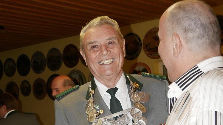 Ein König freut sich: Erwin Röther ist zum vierten Mal Schützenmajestät und findet das für sein jugendliches Alter von 80 Lenzen selbst noch ganz schön erstaunlich. Foto: Manja von Nida