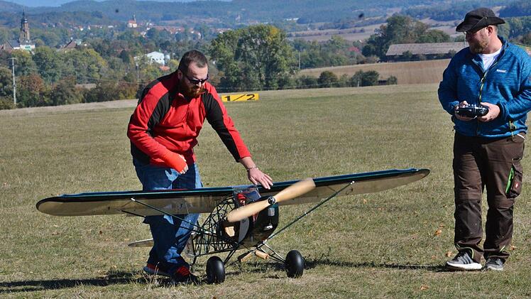 Fingerspitzengefühl war am Sonntag am Flugplatz des Aeroclub in Bad Königshofen gefragt, wenn dort die Piloten ihre Maschinen starteten. Foto: Hanns Friedrich