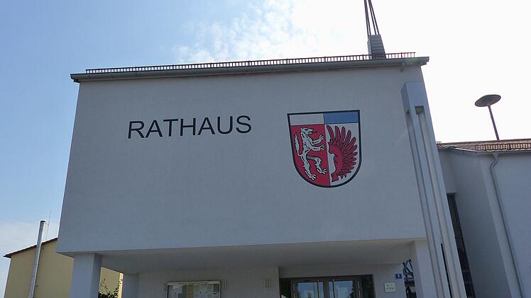 Wenn Anfang März der neue Geschäftsleiter in Oerlenbach seine Arbeit offiziell aufnimmt, wird Bürgermeister Nico Rogge mit ihm die Büroräume tauschen.  Foto: Hanns-Peter Hepp