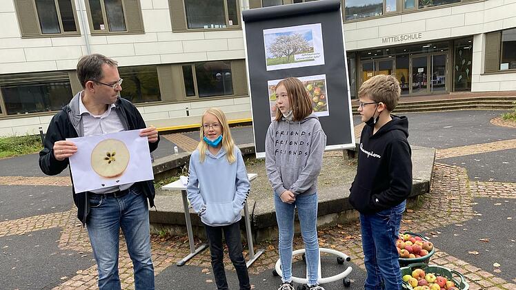 Poetry Slam mit (von links) Schulleiter Michael Kreil, Kristina Friekel, Maja Thieme und Ramon Klassen: "A proud and pretty apple".