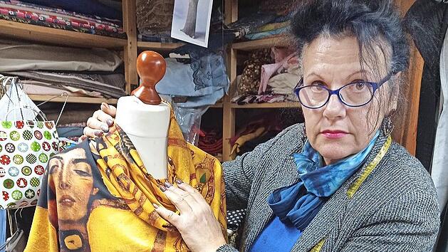 Erzs&eacute;bet Moln&aacute;r in ihrem Atelier: Die Ma&szlig;schneiderin w&uuml;nscht sich die Zeit wie vor Corona zur&uuml;ck.