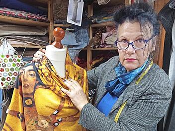 Erzsébet Molnár in ihrem Atelier: Die Maßschneiderin wünscht sich die Zeit wie vor Corona zurück.