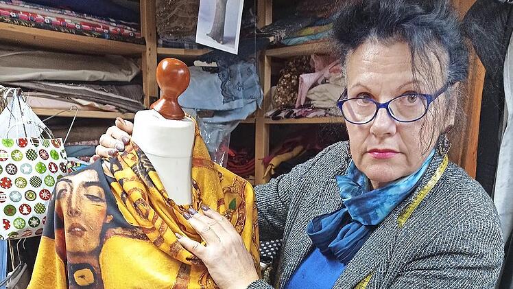 Erzsébet Molnár in ihrem Atelier: Die Maßschneiderin wünscht sich die Zeit wie vor Corona zurück.