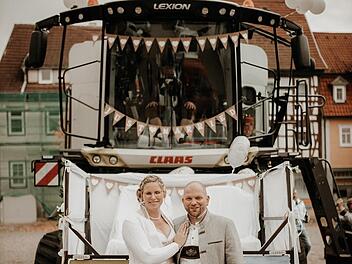 Kreis Coburg: Ehepaar erfüllt sich Traumhochzeit - mit einem außergewöhnlichen "Brautauto"