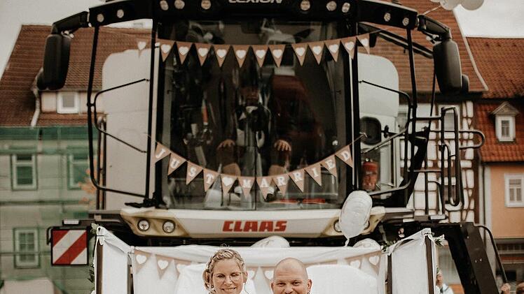 Kreis Coburg: Ehepaar erfüllt sich Traumhochzeit - mit einem außergewöhnlichen "Brautauto"