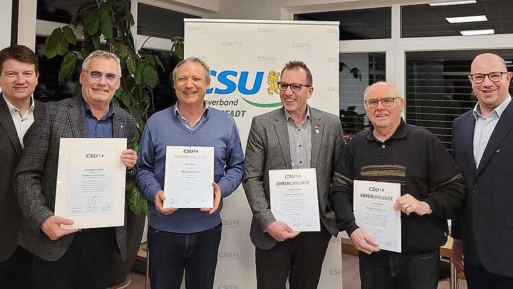 Für ihre langjährige Mitgliedschaft wurden ( ab 2. von links) Matthias Stöth, Bernd Stöth, René Gerner und Hugo Kippes geehrt, es gratulierten Sandro Kirchner (links) und Timo Tully (rechts).