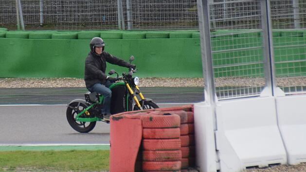 Schauspieler Jaenicke probiert superschnelles E-Bike aus