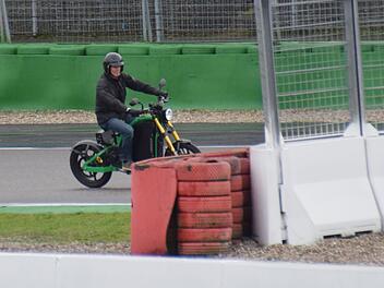 Schauspieler Jaenicke probiert superschnelles E-Bike aus