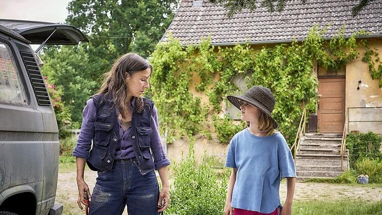 Einzelgängerin Anne (Meret Becker, links) und ihre achtjährige Enkelin Tilda (Luise Landau) kommen sich langsam näher.