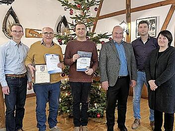 Simon Moritz (Kreisvorsitzender des Nordbayerischen Musikbundes), die Geehrten J&uuml;rgen und Daniel Seidl, Ralf Holzmann (Vorstandsmitglied und Dirigent), Volker P&ouml;hlmann (1. Dirigent) und Andrea Weisath (1. Vorstand).