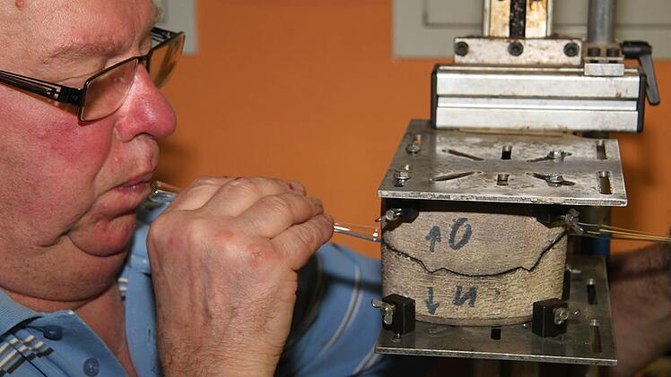 Das heiße Glas wird in eine Form gelegt - und dann aufgeblasen, die Form wird blitzschnell geschlossen und das Glas darf auch nicht zu sehr geblasen werden.