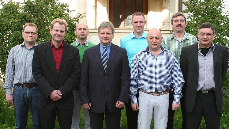 Die neuen Gemeinderäte vor dem Rathaus (von links): Thomas Wolf, Markus Ruhmann, Wolfgang Pfann, Bürgermeister Norbert Walter, Markus Baier, Dieter Rödel, Manfred Köberlein, Albert Ruhmann