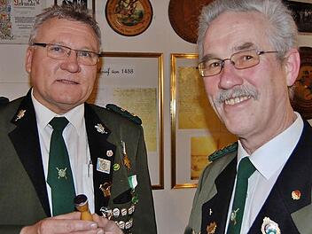 Der scheidende Erste Schützenmeister Alfred Meisner (rechts) übergab das Amtssiegel an Günter Fröhlich. Fotos: Sigismund von Dobschütz