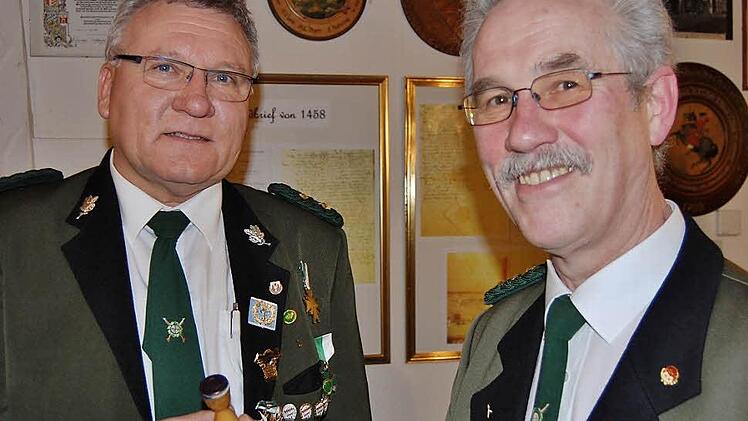 Der scheidende Erste Schützenmeister Alfred Meisner (rechts) übergab das Amtssiegel an Günter Fröhlich. Fotos: Sigismund von Dobschütz