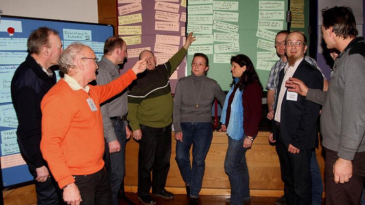 Engagiert waren die Landwirte aus dem Bereich Sand mit BBV-Obmann Rudi Ruß (Zweiter von links) und Projektleiter Dr. Christian Wagner (Zweiter von rechts) bei der Arbeit. Fotos: Günther Geiling
