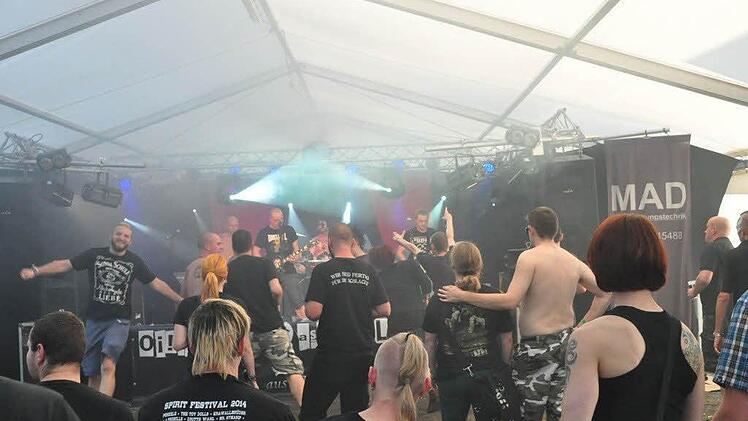 Acht Bands unterhielten vom Nachmittag bis weit nach Mitternacht die Punkfans. Foto: Simon Albrecht