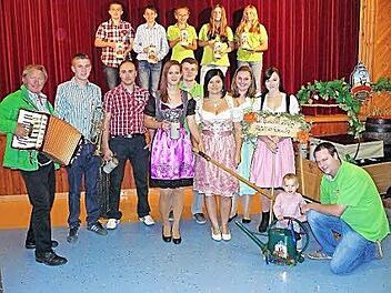 Der Burschenverein Reichenbach mit Madeleine Linzmeier und Madeleine Wunder an der Spitze (vorne, Bildmitte) rüstet zur Kerwa. Die Vorfreude aller Mitglieder ist groß. Foto: Klaus-Peter Wulf